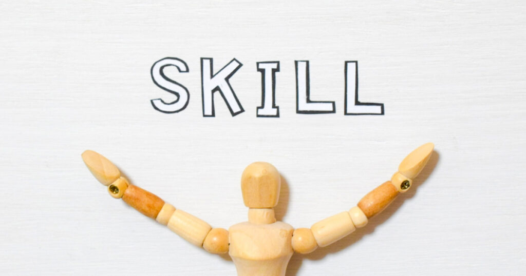 手を広げた人形の上部にSKILLと書かれたイラスト